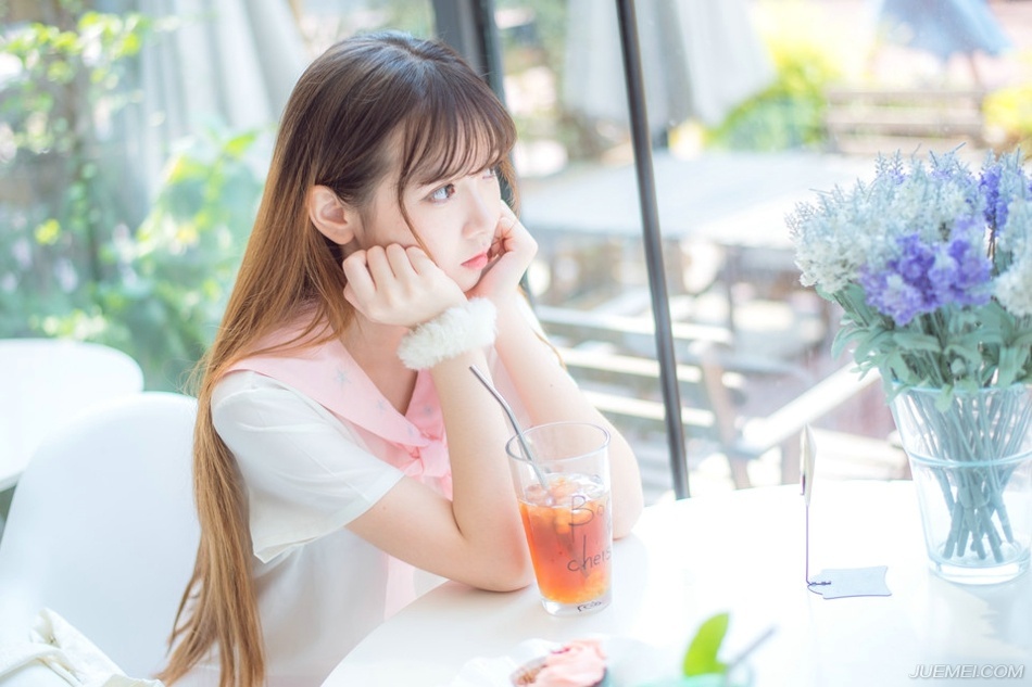 人允许一个陌生人的发迹，却不能容忍一个身边人的晋升。因为同一层次的人之间存在着对比利益的冲突，而与陌生人不存在这方面的问题。